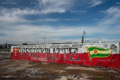 Mural z napisem "WESTERPLATTE" na terenie Stoczni Cesarskiej....