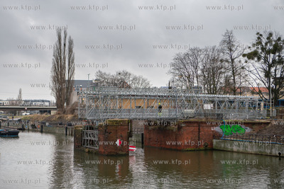 Gdańsk. Trwa przebudowa Mostu Stągiewnego. Nz. Kładka...
