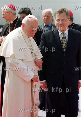 Papiez Jan Pawel II w Trojmiescie obok prezydent Aleksander...