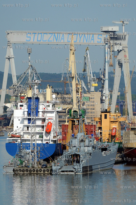 Port w Gdyni. Widok z promu Stena Baltica. Nz. Stocznia...