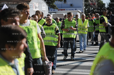 Gdansk. Trakt Sw. Wojciecha. Rybacy blokujac przejscie...
