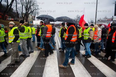 Gdansk. Trakt Sw. Wojciecha. Rybacy blokujac przejscie...