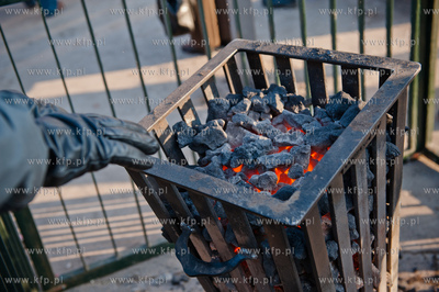Gdansk. Brama Wyzynna. Koksownik ustawiony na przystanku...