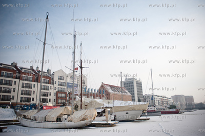 Gdansk. Niskie temperatury skuly lodem wody Motlawy....