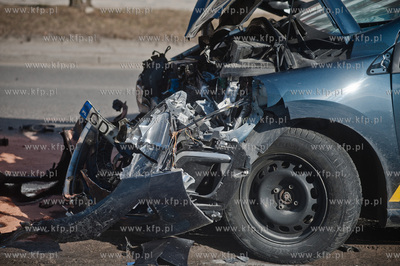 Gdansk. Ul. Piotrkowska. Zderzenie czolowe busa oraz...