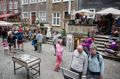 Gdansk. Ul. Mariacka. Pelne turystow ulice starego...