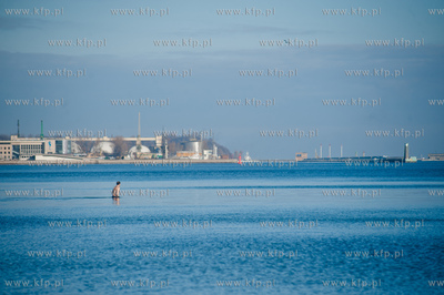 Sloneczny, zimowy dzien na plazy w Gdyni.
08.02.2014
fot....