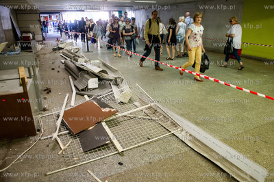 Gdansk. Rozbiorka punktow handlowych znajdujacych sie...