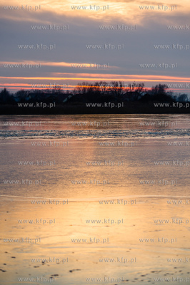 Skuta lodem Martwa Wisla na wysokosci mostu pontonowego...
