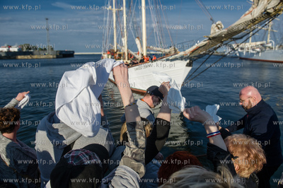 Gdynia. Basen Prezydenta. Uczestnicy Onko-Rejsu wyruszaja...
