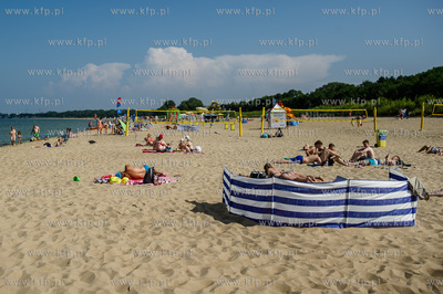 Gdańsk. Czerwona flaga na kąpielisku miejskim w Brzeźnie,...