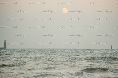 Gdynia. Zimowa, mroźna pogoda na Bulwarze Nadmorskim...
