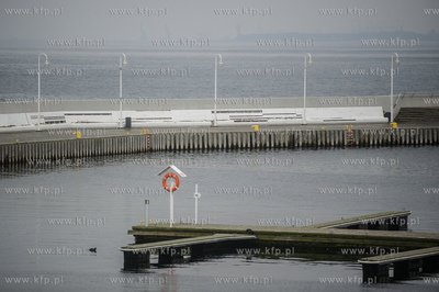 Sopot. Molo. Niedzielni spacerowicze, ktorych nie odstrasza...