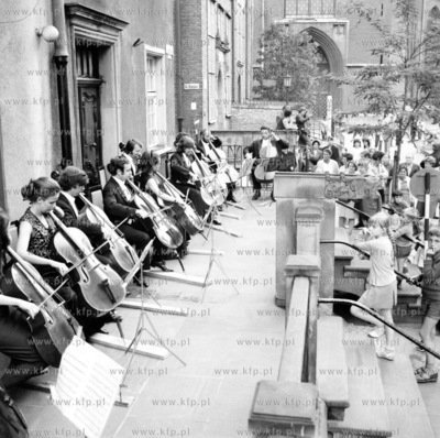 Koncert 13 wiolonczelistow z PWSM pod kierunkiem doc....