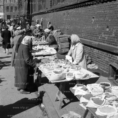 Handel warzywami i owocami obok Hali Targowej w Gdańsku....