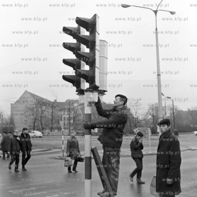 Konserwacja sygnalizacji świetlnej. 
04.1971
0000307z_kwiecien1971
Fot....