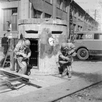 Ćwiczenia zakładowego oddziału samoobrany Stoczni...