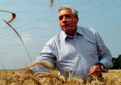 Minister Rolnictwa Andrzej Lepper wizytuje pola w Karnieszewicach...