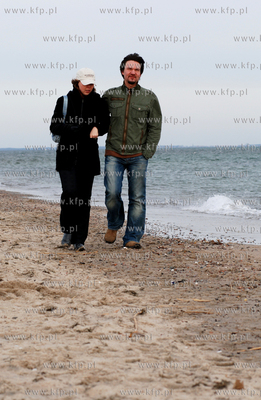 Marcin Firlej z zona Anna na spacerze w Rewie.
03.02.2008
fot....