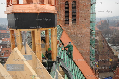 Kosciol sw. Katarzyny, Gdansk. Instalacja sygnaturki...