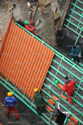 Kosciol sw. Katarzyny, Gdansk. Prace dekarskie na dachu...