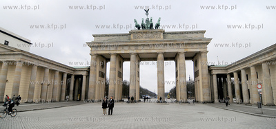 Berlin. Brama Brandenburska (Brandenburger Tor), jeden...