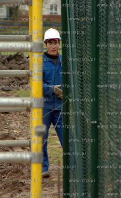 Ustka, robotnicy z Chin buduja w ramach rzadowego projektu...