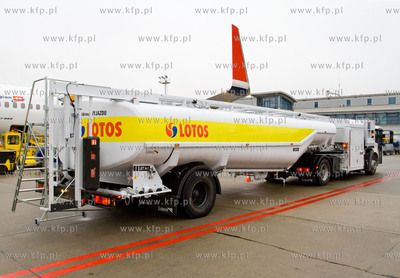 Gdansk, Rebiechowo. Nz. Tankowanie przez LOTOS Boeinga...