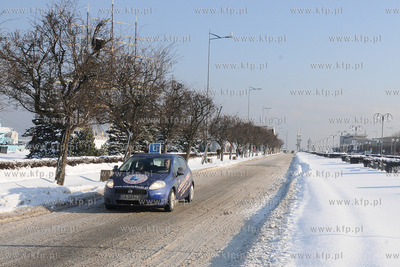 Zima w Gdynskim porcie i okolicy. Nz. Zasniezona Al....