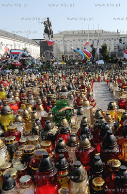 Warszawa. Trwa zaloba narodowa po katastrofie prezydenckiego...
