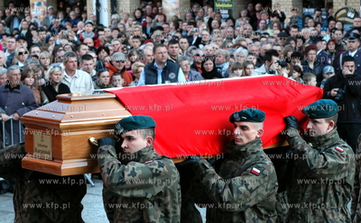 Cialo tragicznie zmarlego, w katastrofie lotniczej...