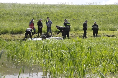 Wal w gminie Pelplin. Przygotowanie umocnien w przesiakajcym...