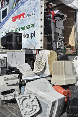 Akcja promocji segregowania smieci poparta mi. przez...