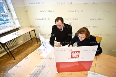 Wybory samorzadowe 2010. Lokal wyborczy  w budynku...