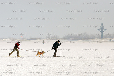 Wczesnym popoludniem w Rewie na skutej lodem Zatoce...