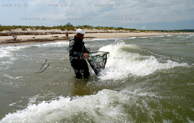 Piotr Grochala z Ustki zajmuje sie zawodowo polawianiem...