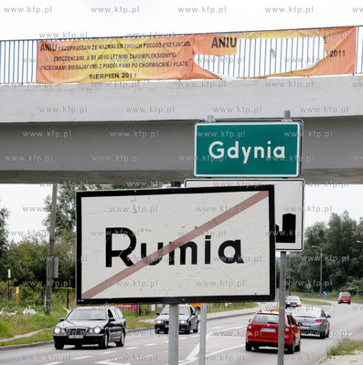 Baner z przeprosinami o "niebanalnej" tresci, ktory...