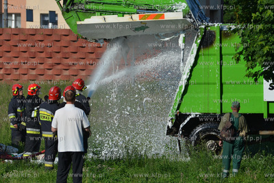 Pozar smieciarki Sanipor na ulicy Slaskiej w Gdyni....