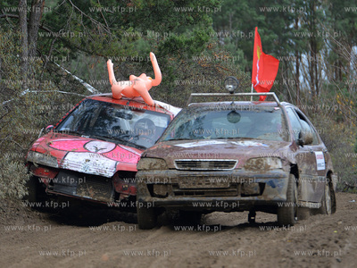 ZYWE TRUPY GRASOWAŁY W KOLIBKACH. Kolejna 14. juz...