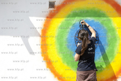 Na elewacji garazu przy deptaku na  ul. Wita Stwosza...