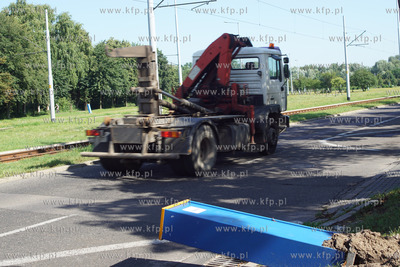 Gdańsk, ul. Hallera. Wyrwane z ziemi parkomaty firmy...