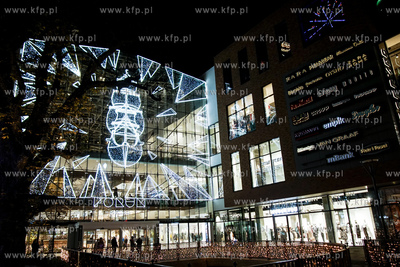 Iluminacja świąteczna i 38 metrowa choinka w Forum...