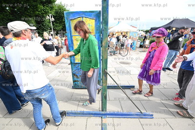 Symboliczne przejście przez Drzwi do Tolerancji. Marsz...