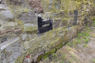 Fragmenty macew umieszczone w murze podtrzymującego...