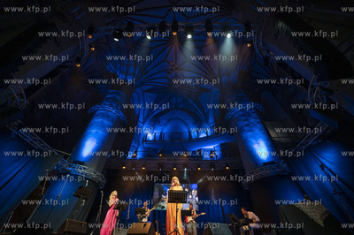 Centrum Św. Jana. Świętojańskie świętowanie /...