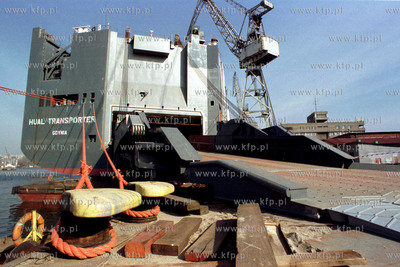 Stocznia Gdynia S.A. statek - samochodowiec  17.03.99...