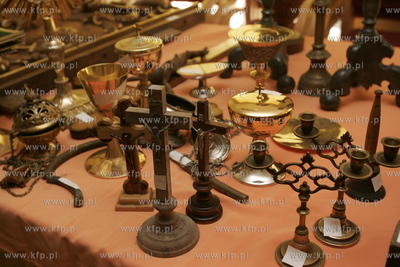 Uratowane zabytki ze spalonego kosciola sw. Katarzyny...