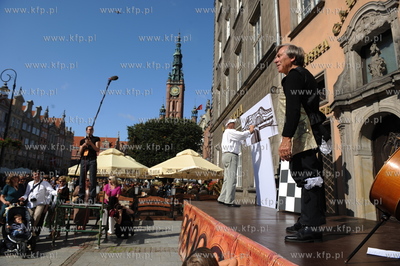 Happening pt "Aktorzy Przyjechali" z okazji wmurowania...