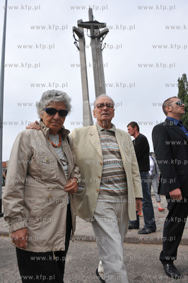 Ennio Morricone z zona Maria Travia przed pomnikiem...