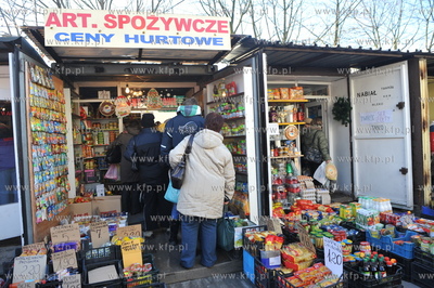 Gdansk. Targowisko miejskie na ul. 3 Maja. Nz. stoisko...